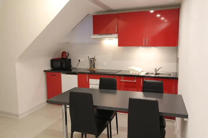 Cuisine rouge avec table pour quatre