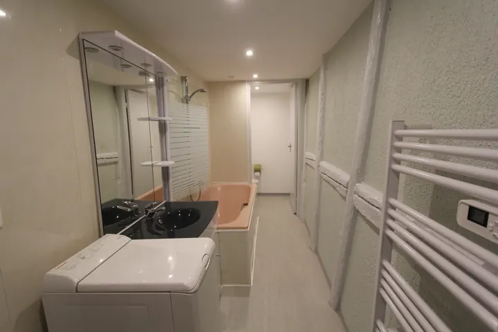 Salle de bains avec baignoire