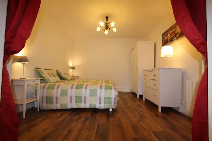 Chambre de L'Écrin, rideaux rouges et lustre