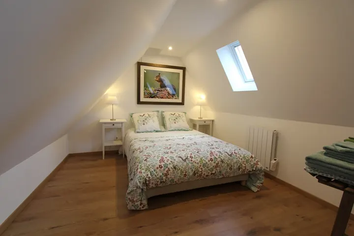 Chambre avec fenêtre de toit