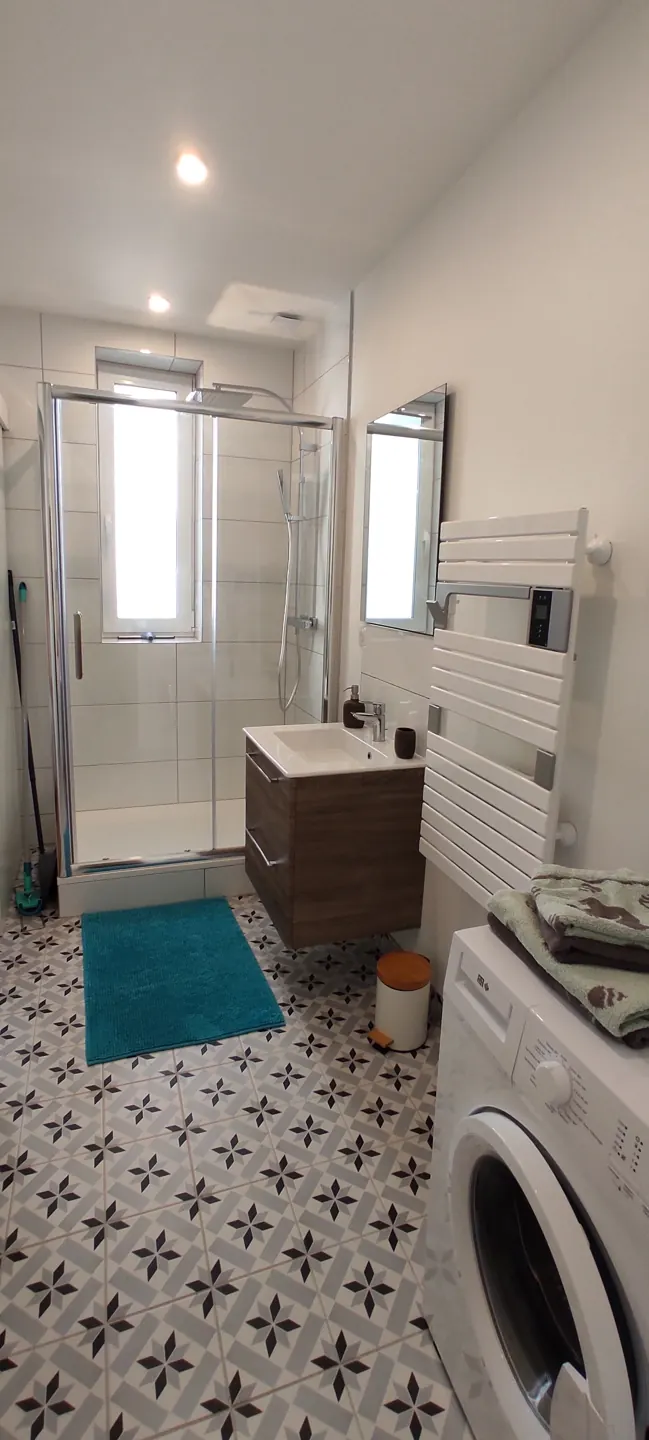 Salle d'eau avec lave-linge
