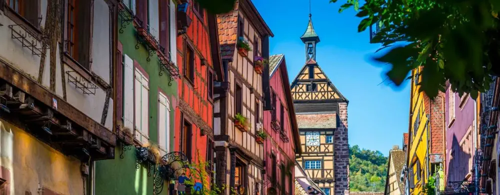 Rue colorée de Riquewihr et sa tour du Dolder
