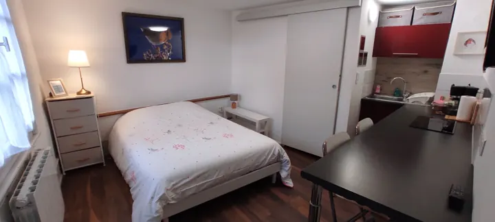 Chambre du Rouge-Gorge avec lit double et coin cuisine
