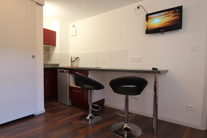 Coin cuisine avec bar et tabourets