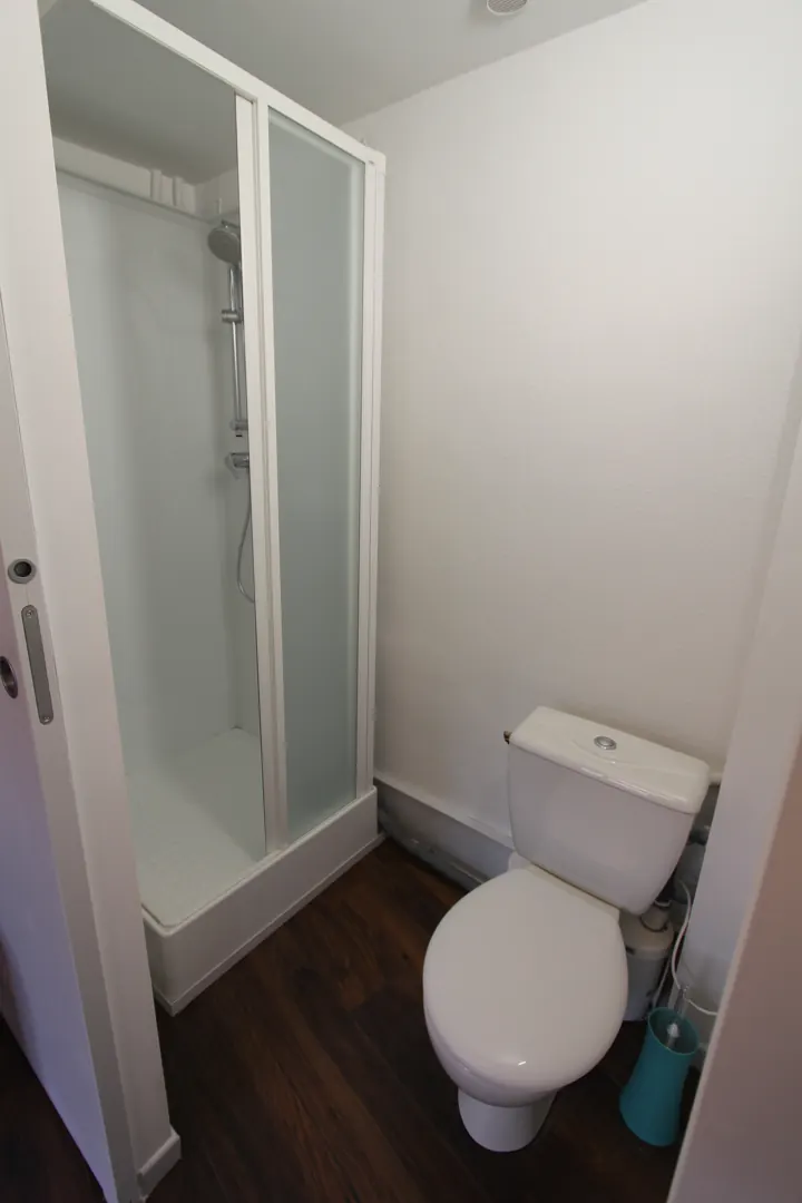 Salle d'eau avec douche et WC